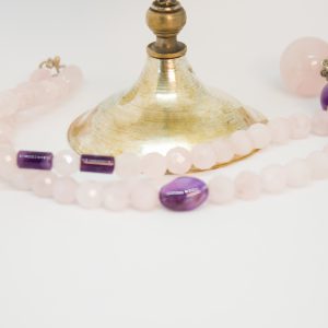 Halskette aus rundem facettierten Rosenquarz und zylinder- und oval förmigem Amethyst. In der Mitte hängt ein Anhänger auch aus Amethyst und Rosenquarz. Die Kombination aus zartrosa und lila macht diese Kette traumhaft schön und sehr feminin und einfach elegant.