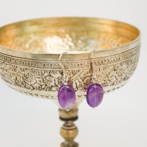 Ohrhänger aus oval förmigem Amethyst verarbeitet mit silbernen Kopfstift sowie silbernen Ohrhaken.