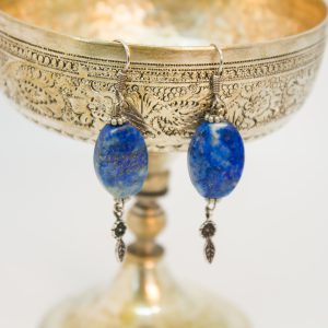 Ohrhänger aus 2 cm langem oval förmigen Lapislazuli und silberne Zwischenelemente. Die silberne Zwischenelemente und die tolle Farbe des Lapislazuli geben diesem Schmuckstück orientalische Charakter.