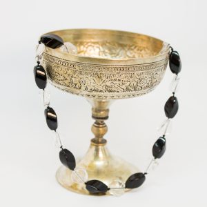 Eine wunderschöne Halskette aus Onyx Navettina Perlen gedreht und gedrehten Bergkristall-Linsen. Gesamtlänge 49 cm. Ein Federring aus Silber sorgt hierbei für schlichte und einfache Handhabung.
