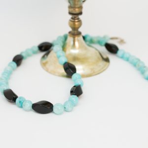 Eine schöne Halskette aus hellblauem Amasonitkugel und gedrehten Onyx Olive Perlen. Ein Federring-Verschluss aus Silber sorgt bei dieser Kette für bequeme Handhabung. Gesamtlänge 49 cm