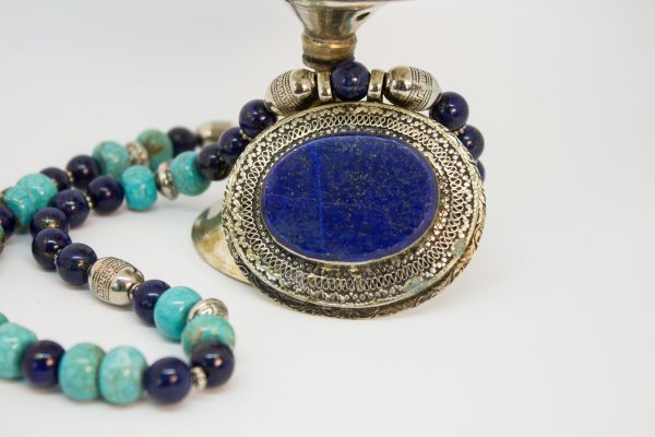 Eine Halskette aus Türkis und Lapislazuli. In der Mitte hängt ein 6 cm großer oval förmiger Anhänger aus Alpaka und Lapislazuli. Das Farbenspiel aus Türkis und azurblauen Lapislazuli schenkt diese Kette ein orientalischen Charakter und macht sie zu einem absoluten Eyecatcher.